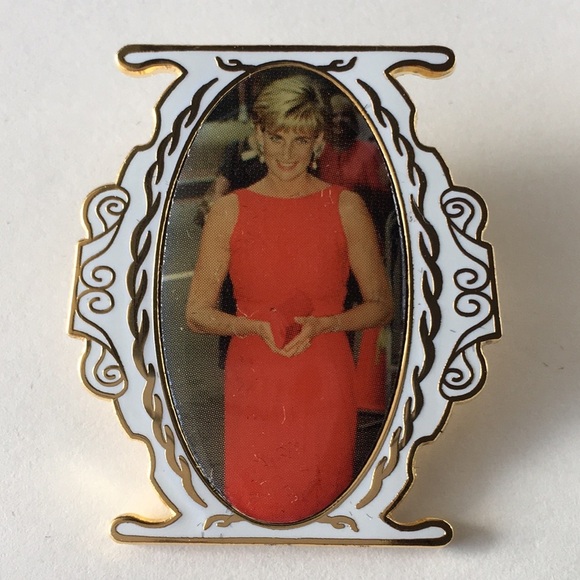2008 MBI Diana Wearing Red Dress Pin - Picture 1 of 7